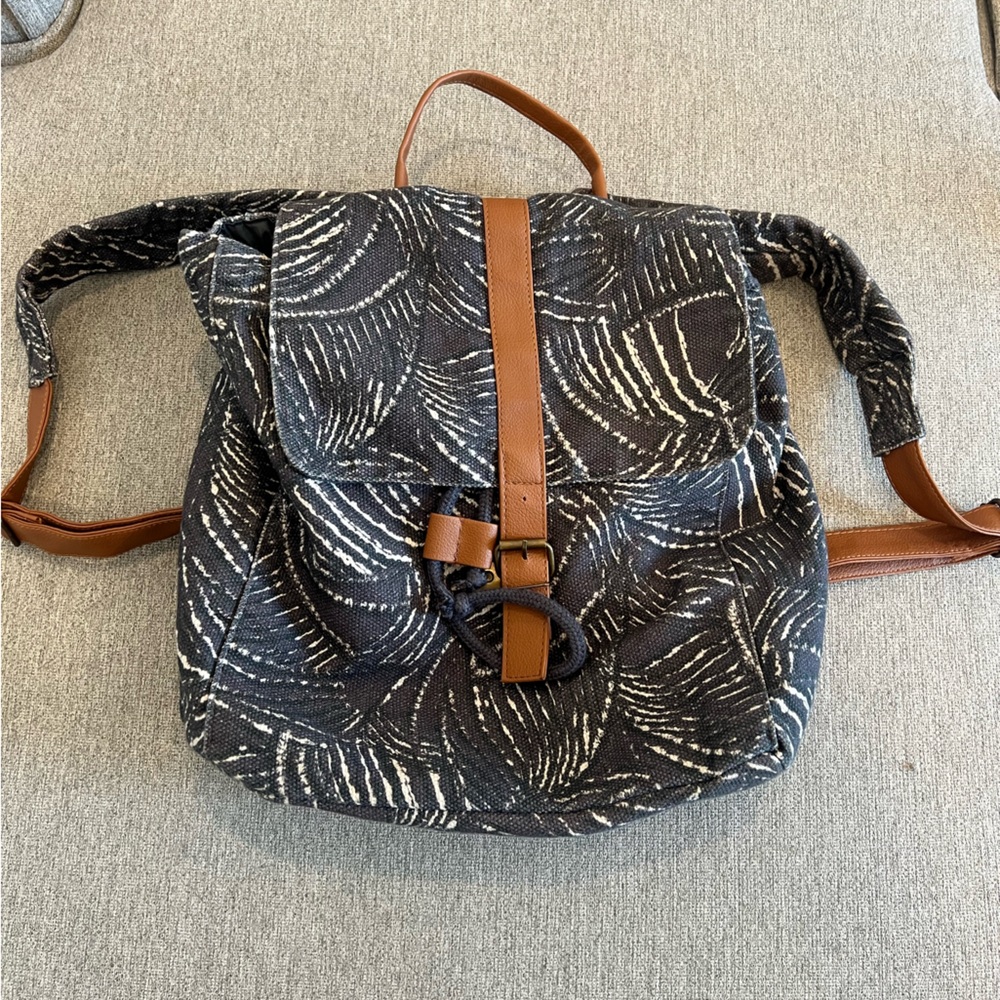 Black And White Patterned Drawstring Bag - image 2